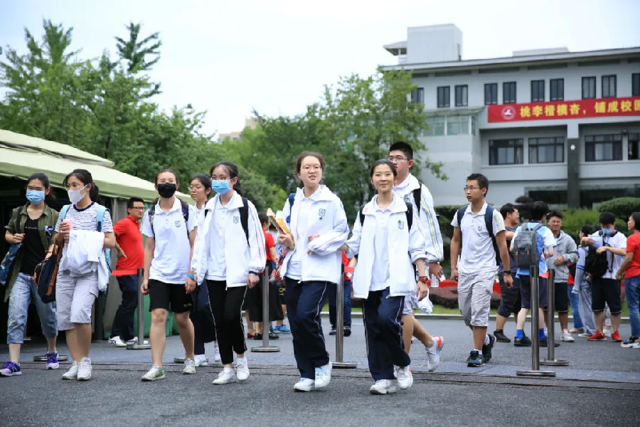 浙江省高考首日平稳有序，32万余考生淡定赴考！